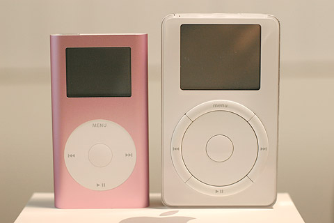 A Apple introduz ao mercado o iPod mini.