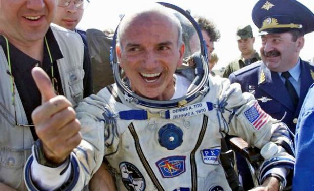 Aos 60 anos, Dennis Tito torna-se o primeiro turista espacial ao partir na nave russa Soyuz TM-32