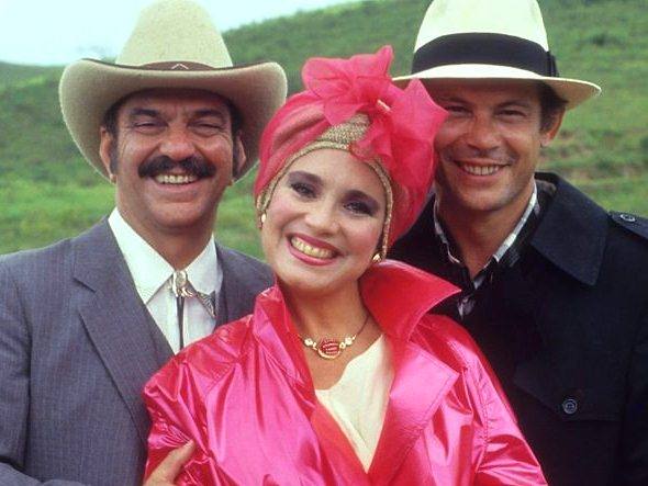 "Roque Santeiro", novela que havia sido censurada 10 anos antes, estréia na TV Globo, fazendo história como uma das novelas e programas de maior audiência da televisão brasileira