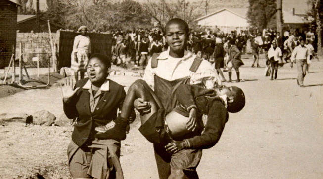 Acontece o Massacre de Soweto, na África do Sul