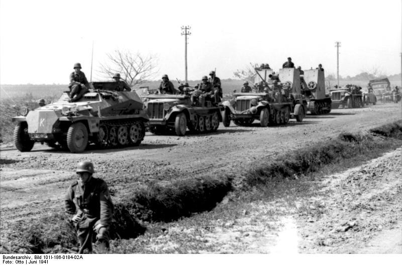 Segunda Guerra Mundial: Começo da Operação Barbarossa com a invasão das forças do Eixo por 170 divisões (3 milhões de homens) em território Soviético