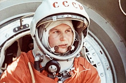 A cosmonauta russa Valentina Tereshkova é a primeira mulher a realizar um vôo espacial