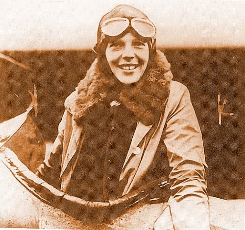 Desaparecem no Oceano Pacífico, a americana pioneira na aviação Amelia Earhart e o navegador Fred Noonan, durante tentativa do primeiro voo equatorial ao redor do mundo.