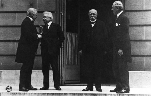 Alemanha é forçada a assinar o Tratado de Versalhes