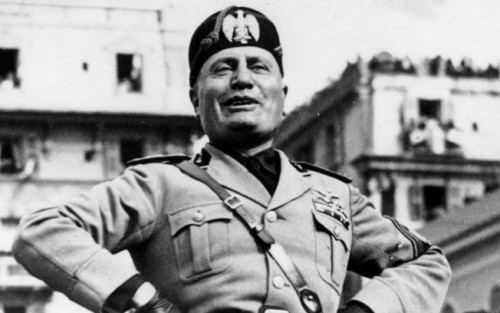 Segunda Guerra Mundial: Chega ao fim a tirania fascista na Itália. O ditador Benito Mussolini e sua fiel amiga Clara Petacci são fuzilados por membros da resistência italiana, os 'partigiani'. Seus cadáveres foram expostos em Milão