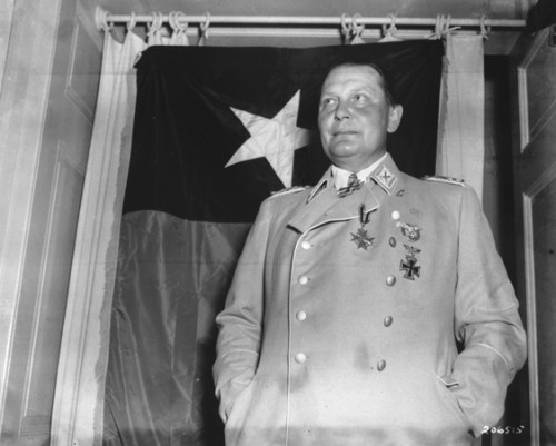 Segunda Guerra Mundial: Hermann Göring, militar e líder nazista, é capturado por tropas norte-americanas