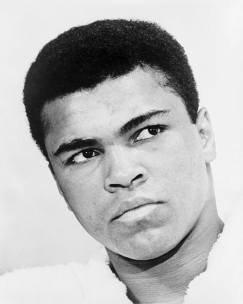 Muhammad Ali, o campeão mundial de boxe, se recusa a servir ao exército norte-americano, alegando motivos religiosos