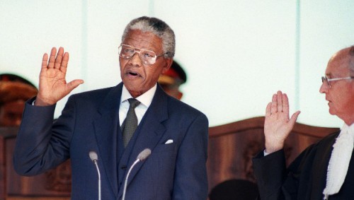 Nelson Mandela assume a presidência da África Sul