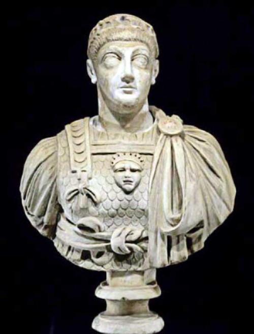 Nasce o futuro Imperador Romano Valentiniano III