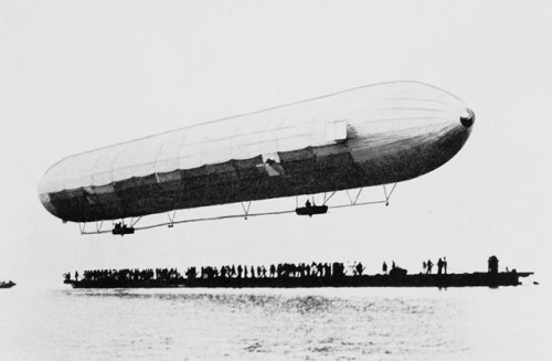 O conde Ferdinand Adolf August Heinrich von Zeppelin apresenta a primeira aeronave rígida feita no mundo