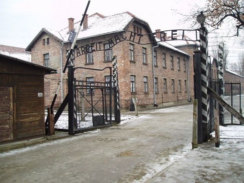 Segunda Guerra Mundial: Heinrich Himmler, o Reichsführer da SS, deu ordens para que a área dos antigos alojamentos da artilharia do exército, no local agora oficialmente nominado Auschwitz, fosse transformada em campos de concentração