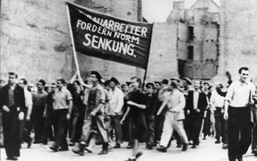 Trabalhadores da construção civil da Alemanha Oriental dão início a uma greve que se transforma numa revolta popular no dia seguinte que ficou conhecida como ‘Volksaufstand in der DDR’