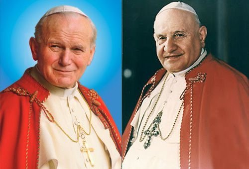 O Papa João Paulo II, numa cerimônia inédita presidida pelo Papa Francisco e com a presença do Papa Emérito Bento XVI, foi declarado Santo juntamente com o Papa João XXIII