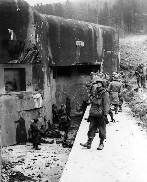 Segunda Guerra Mundial: Os alemães põem fim à linha "Maginot", cai Verdun (França)