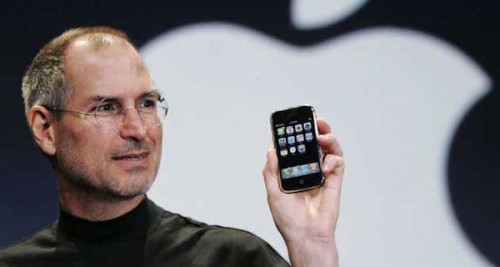 O diretor executivo da Apple, Steve Jobs, anúncia o lançamento do “iPhone”, durante seu discurso na Macworld