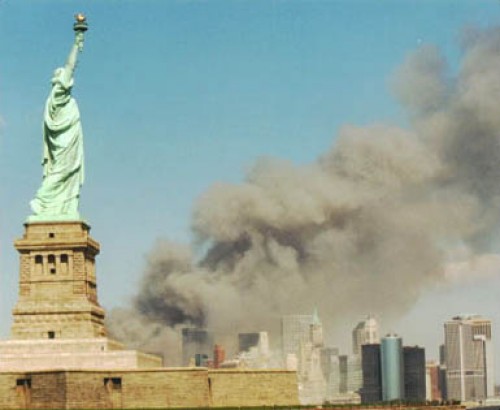 Após oito anos fechada para visitações em decorrência dos ataques de 11 de setembro de 2001, o acesso ao pedestal e a subida à coroa da Estátua da Liberdade é liberada ao público.